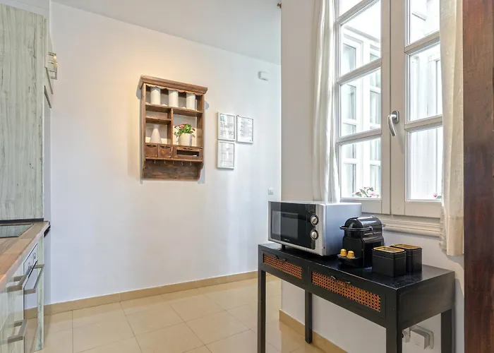 -malagasunapts- Cabello Centre * مالقة